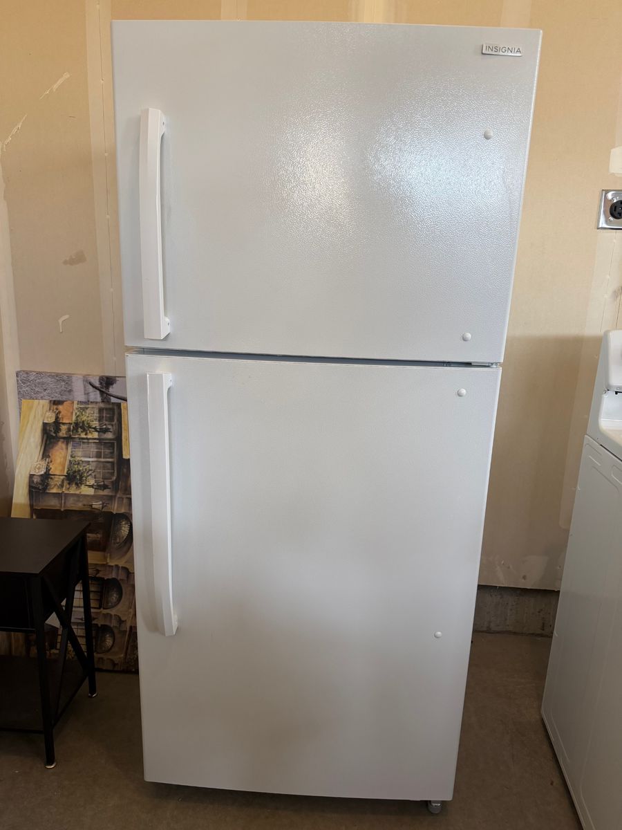 Insignia Refrigerator (18 Cu. Ft.)