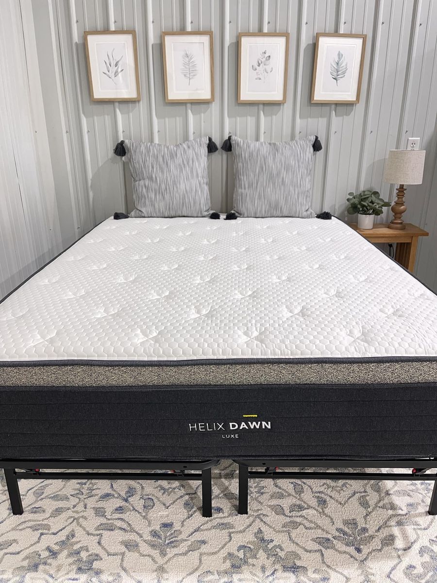 Helix, Luxe Dawn, Queen Size, Cover: GlacioTex Cooling Cover, Top Layer: ErgoAlign Layer Like New