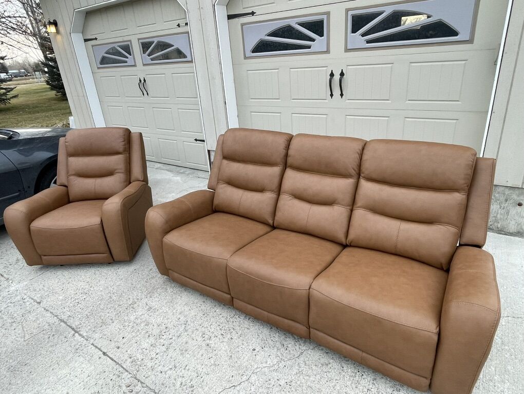 Stunning Saddle Toned Leather Sofa And Chair Set!