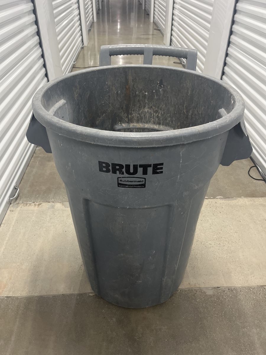 Brute wheeled garbage can, extendable wheels