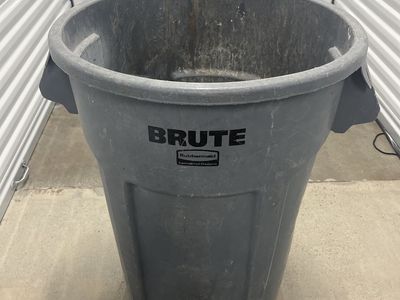 Brute wheeled garbage can, extendable wheels