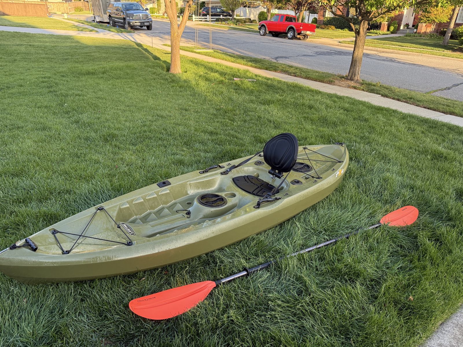 Lifetime 10ft Tamarack Angler kayak + extras