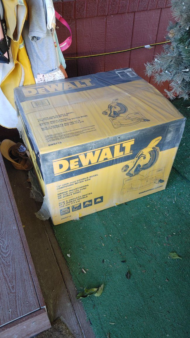 DeWalt 12" (305 mm) Double-Bevel Compound Miter Saw