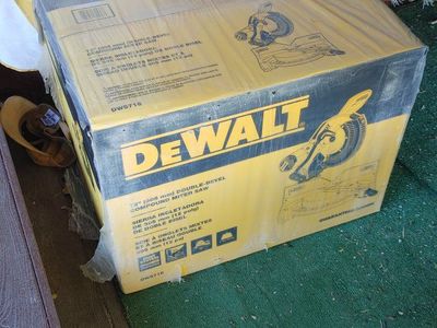 DeWalt 12" (305 mm) Double-Bevel Compound Miter Saw