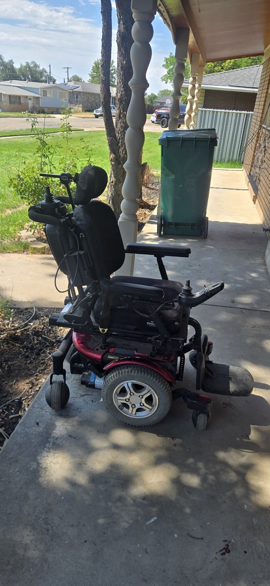 Quantum Q6 wheelchair