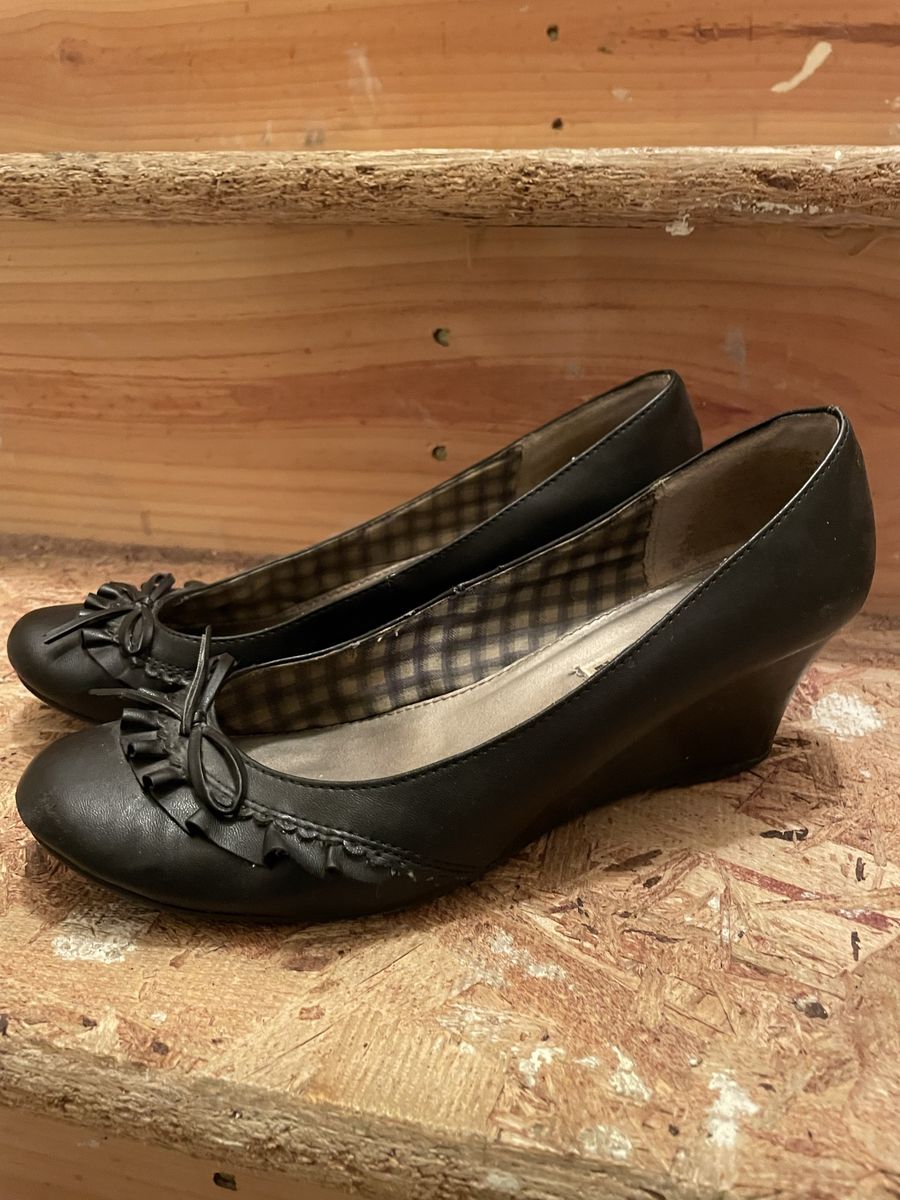 American eagle black ruffle women’s heels 9.5