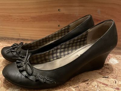 American eagle black ruffle women’s heels 9.5