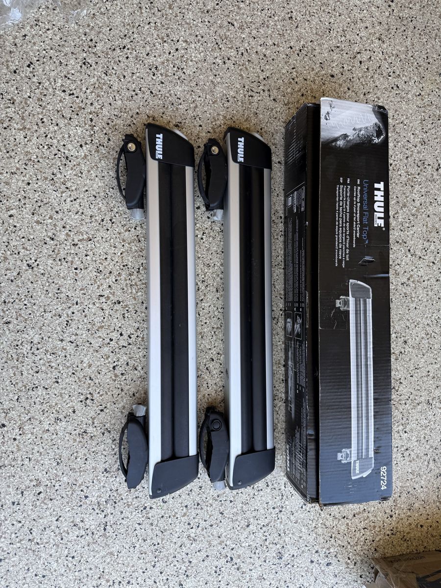 Thule Universal Flat Top Rooftop Snowsport Carrier - Carries up to 4 Pairs Skis or 2 Snowboards