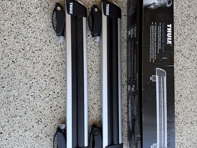 Thule Universal Flat Top Rooftop Snowsport Carrier - Carries up to 4 Pairs Skis or 2 Snowboards