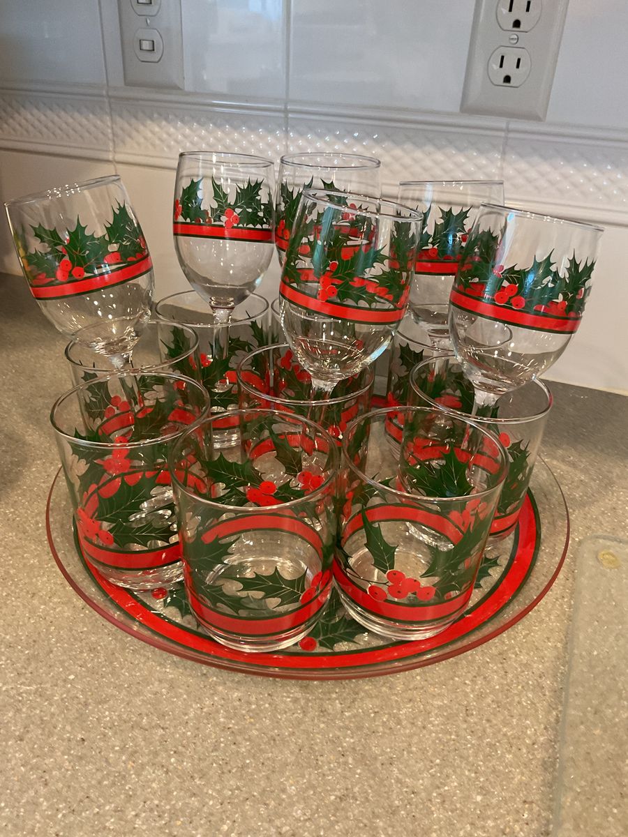 Vintage 16 Piece Set  1980’s  Libby “Holly and Berries”