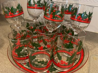 Vintage 16 Piece Set 1980’s Libby “Holly and Berries”