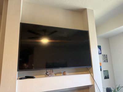 2 Smart Televisions (Samsung)