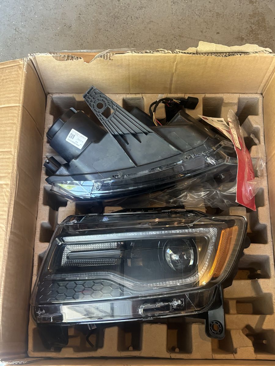 Jeep Grand Cherokee Headlight Assembly  LED Bulbs (Pair)