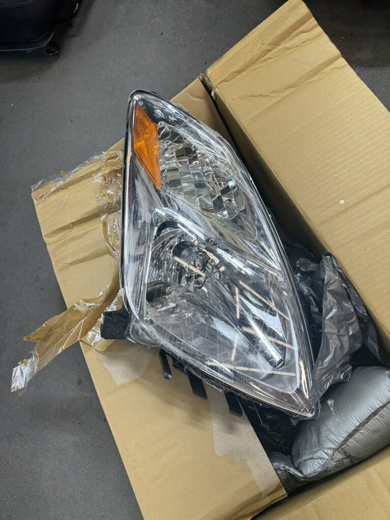 2004-2006 Prius headlight right side passenger new