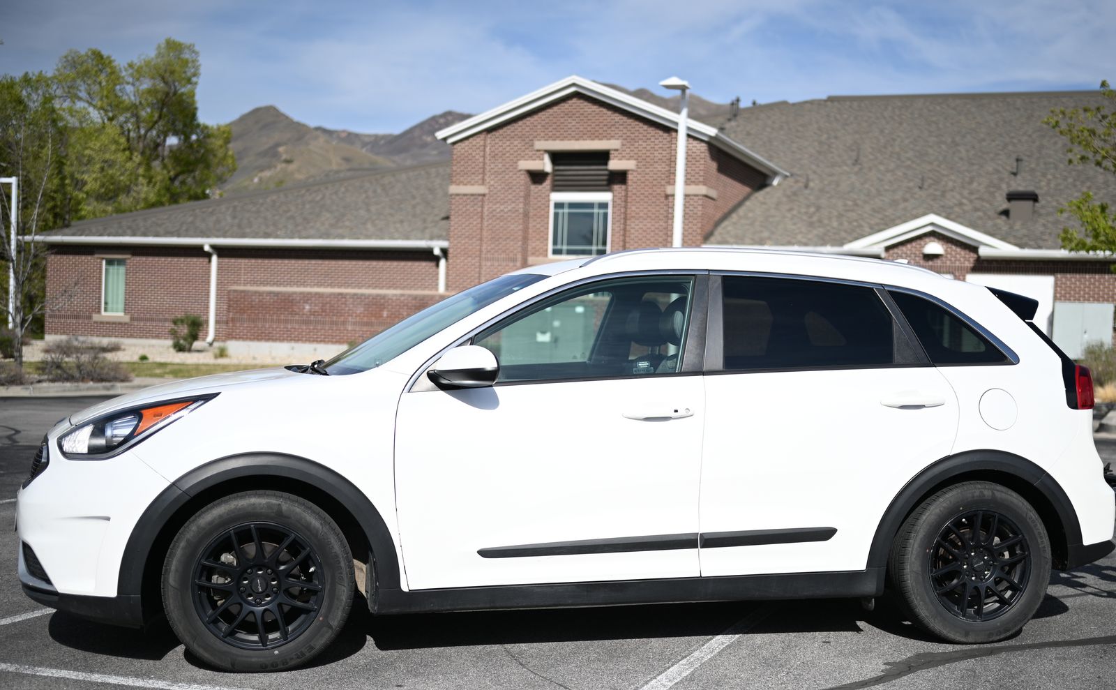 2017 KIA NIRO LX