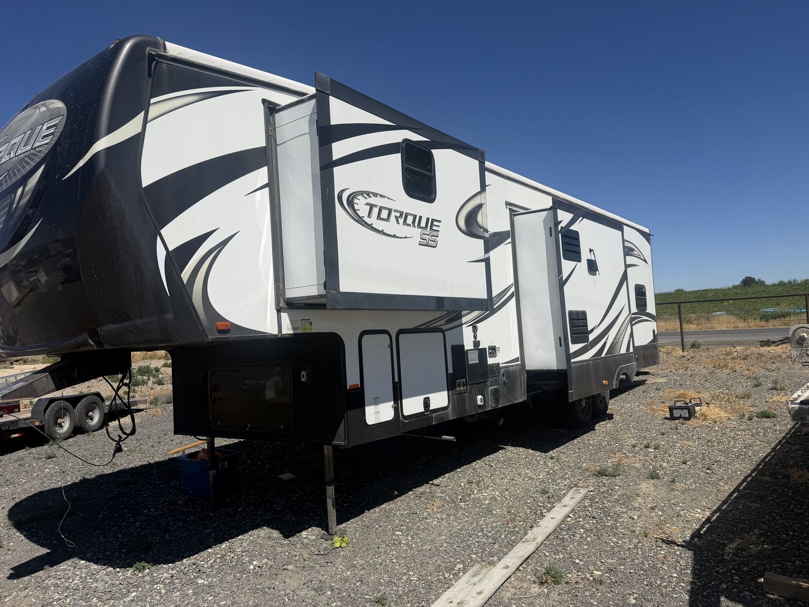 2015 Heartland Torque 321 5th Wheel Toy Hauler Travel Trailer with Cummins Onan Generator