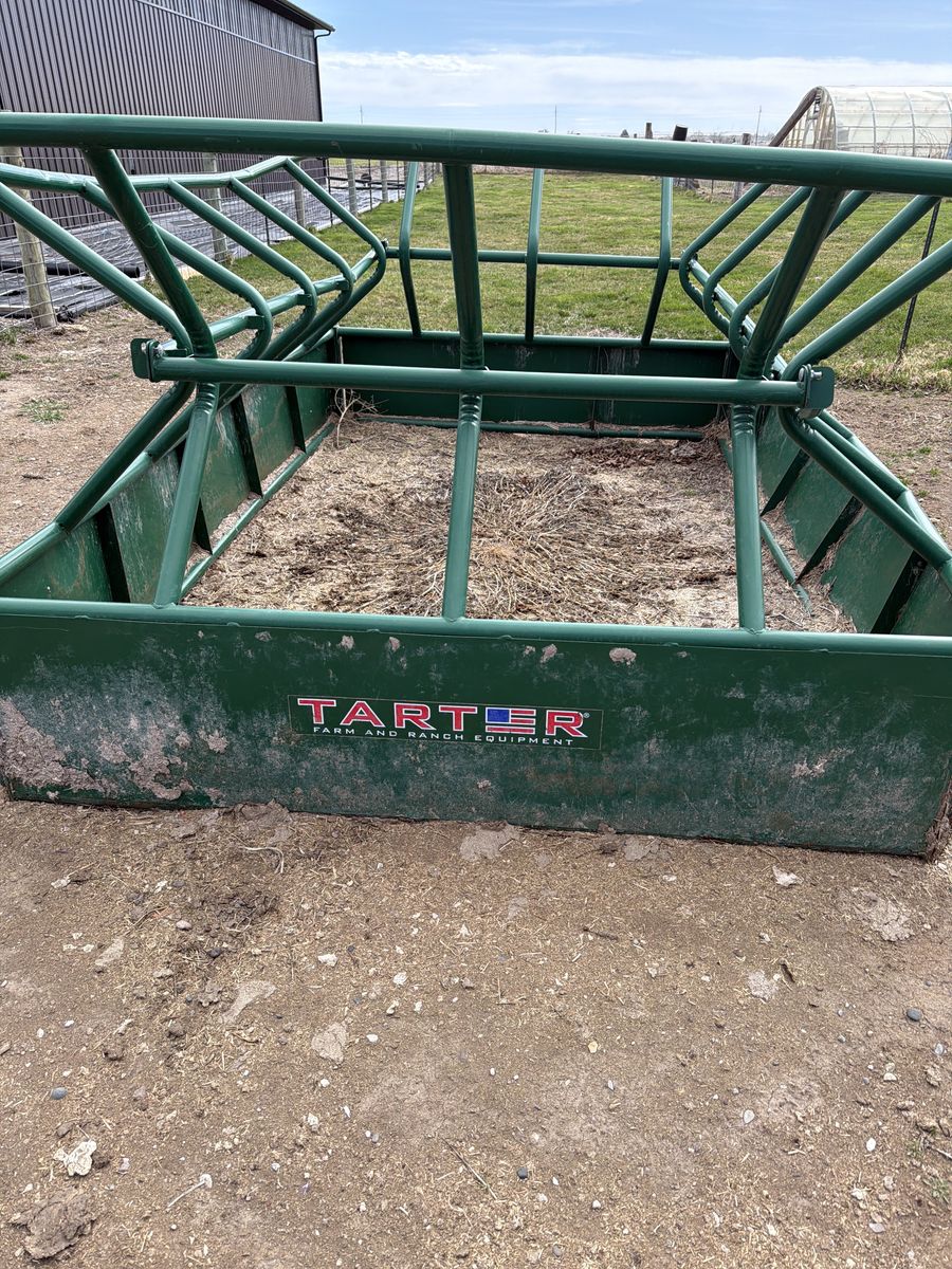 Large Bale Hay Feeder For Cattle