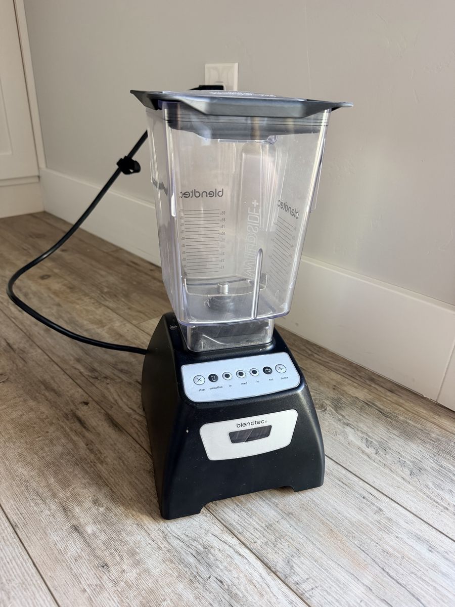 Blendtec Classic 570 Countertop Blender in Black with WildSide+ Jar
