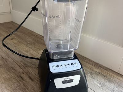 Blendtec Classic 570 Countertop Blender in Black with WildSide+ Jar