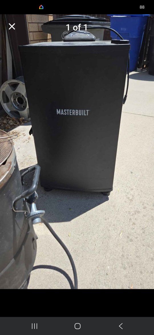 Masterbuilt Electric Smoker - Black, Outdoor Smoker for Delicious BBQ