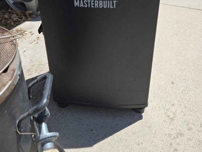 Masterbuilt Electric Smoker - Black, Outdoor Smoker for Delicious BBQ