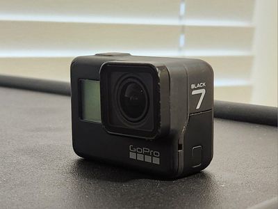 GoPro Hero 7 Black -- Accessories Included