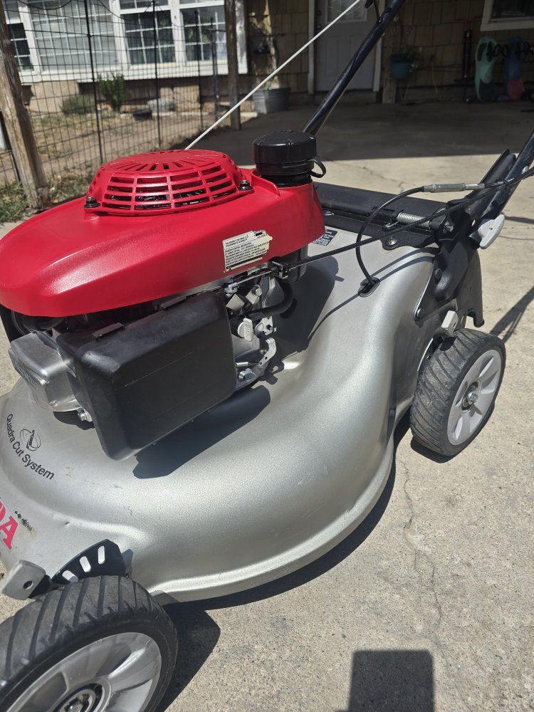 Honda HRR216 self propelled lawn mower