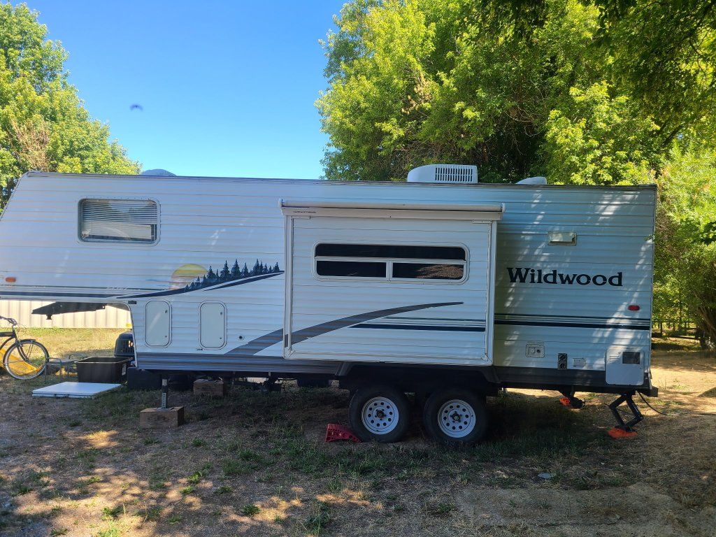 2007 Wildwood Fifth Wheel Travel Trailer with Slide Out and Kitchen Appliances