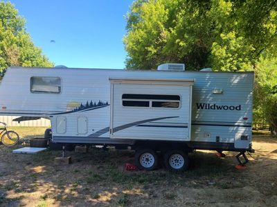 2007 Wildwood Fifth Wheel Travel Trailer with Slide Out and Kitchen Appliances