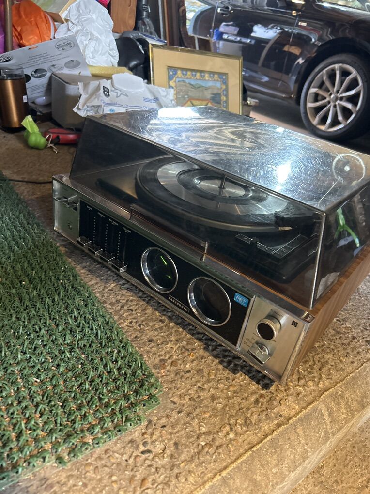 Vintage Panasonic SD-85 Am/Fm Turntable.