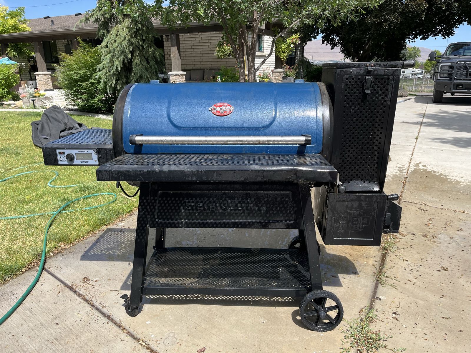 Char-Griller Gravity 980 Charcoal Grill & Smoker with DigitalFan™ Connectivity