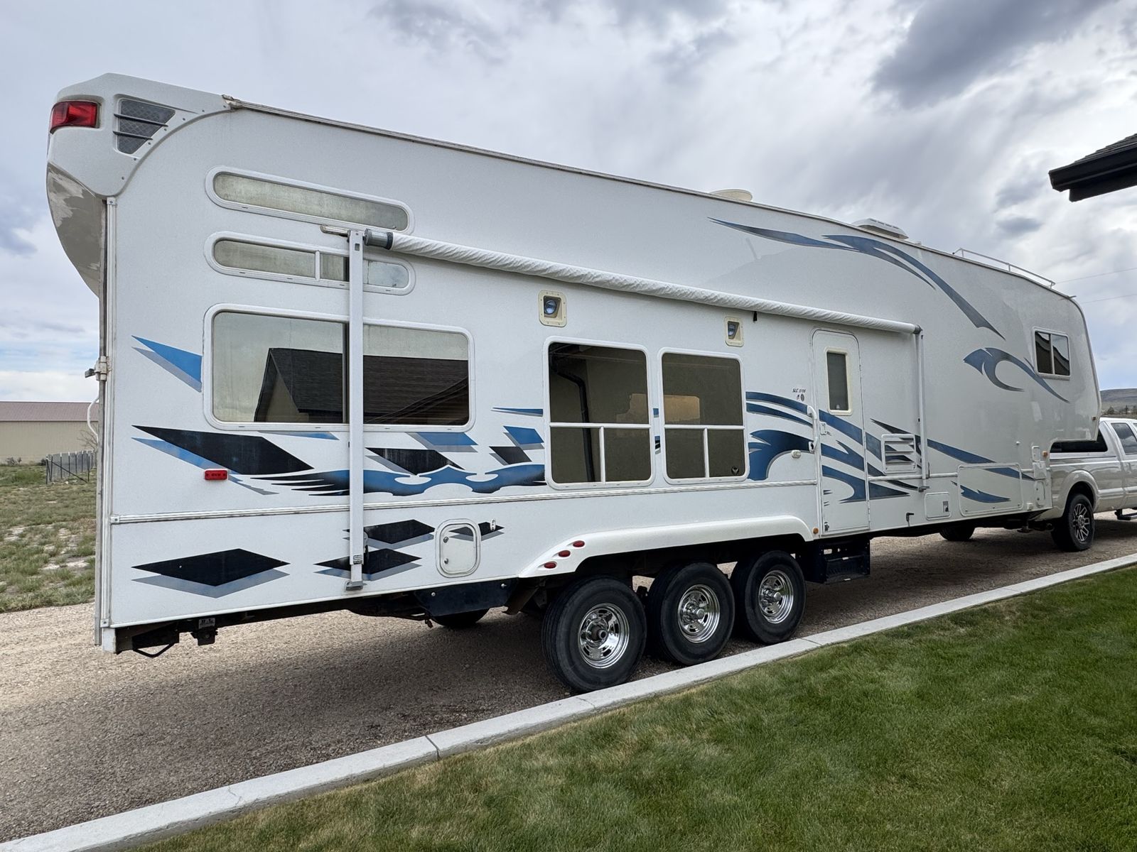 2009 Weekend Warrior 5th Wheel Toy Hauler