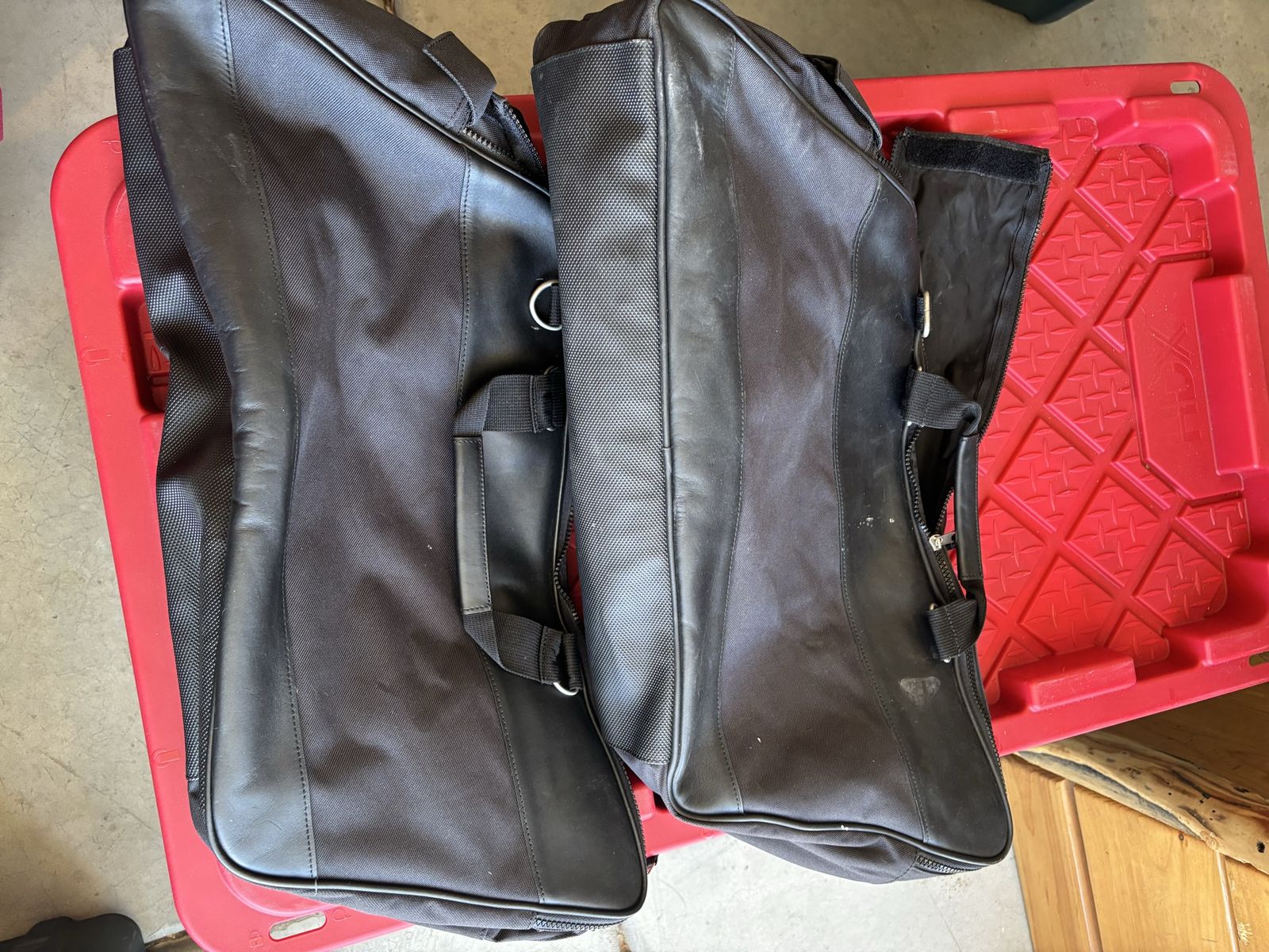 Motorcycle saddlebag luggage inserts