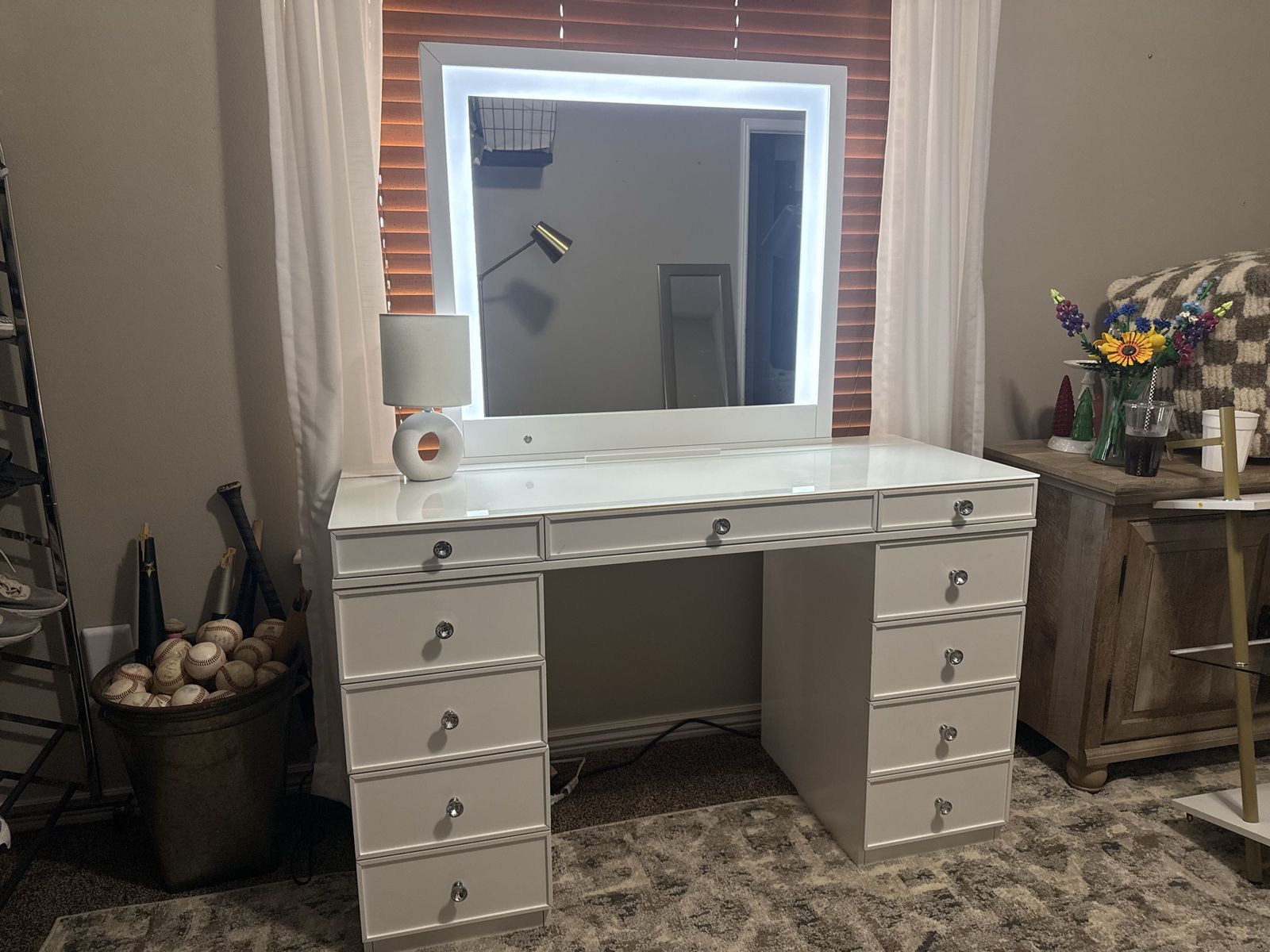 Light mirror vanity