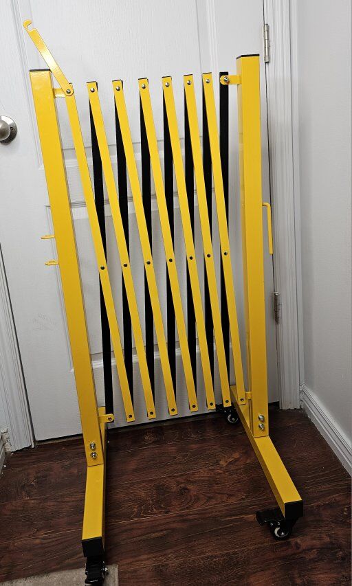 Metal Expandable security gate 4' high