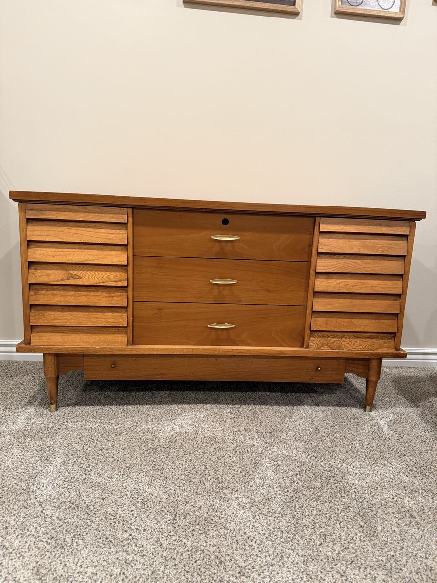 1958-Vintage Lane Mid-Century Modern Walnut Storage Chest / Cedar Hope Chest with Slatted Accents