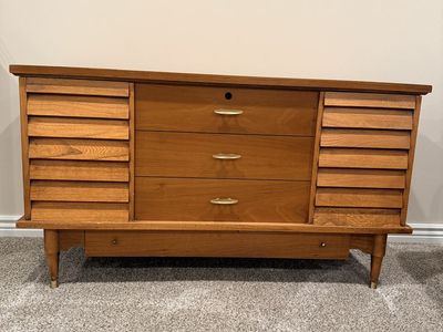 1958-Vintage Lane Mid-Century Modern Walnut Storage Chest / Cedar Hope Chest with Slatted Accents