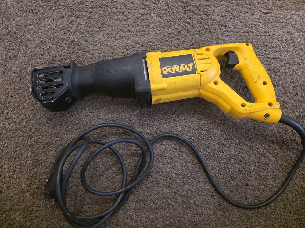 Dewalt Corded Reciprocating Saw (Does not grip the blade)