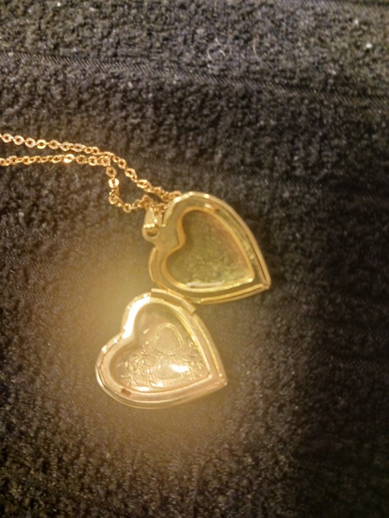 Gold colored heart shaped photo pendant necklace