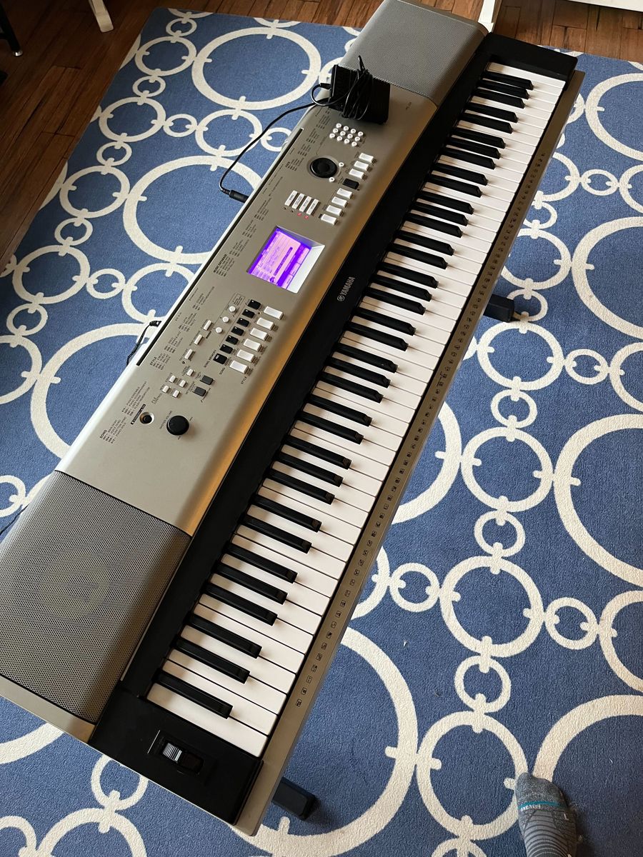 Yamaha YPG-535 88-Key Electronic Keyboard LCD Display Built-in Speakers
