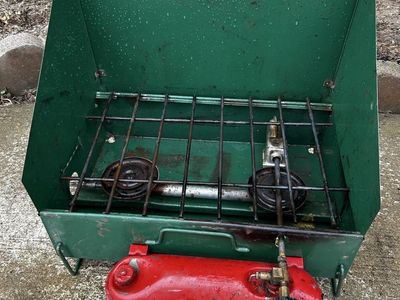 Vintage Coleman 425E Green 2-Burner Camp Stove