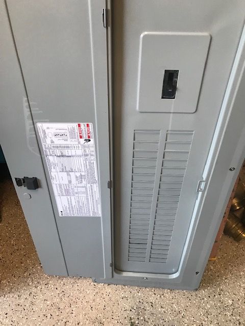 NEW- EATON 200amp 3 phase 42 space 240 volt electrical panel w/ CCV 10k breaker