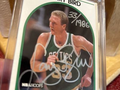 Larry Bird 1989 Hoops NBA Hoops Celtics Autographed Forward Basketball Card w/COA. WOW !!!! 33/1986 Made. Boston Jersey Number.