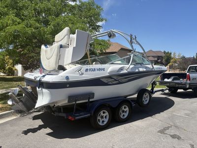 Four Winns 210 Horizon seating for 11 dual prop Volvo