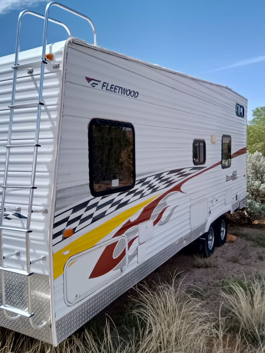 2006 Toyhauler Fleetwood Gearbox 27' 230FS