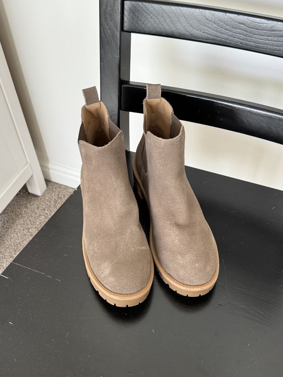 Women’s Blondo Chelsea Boots size 9