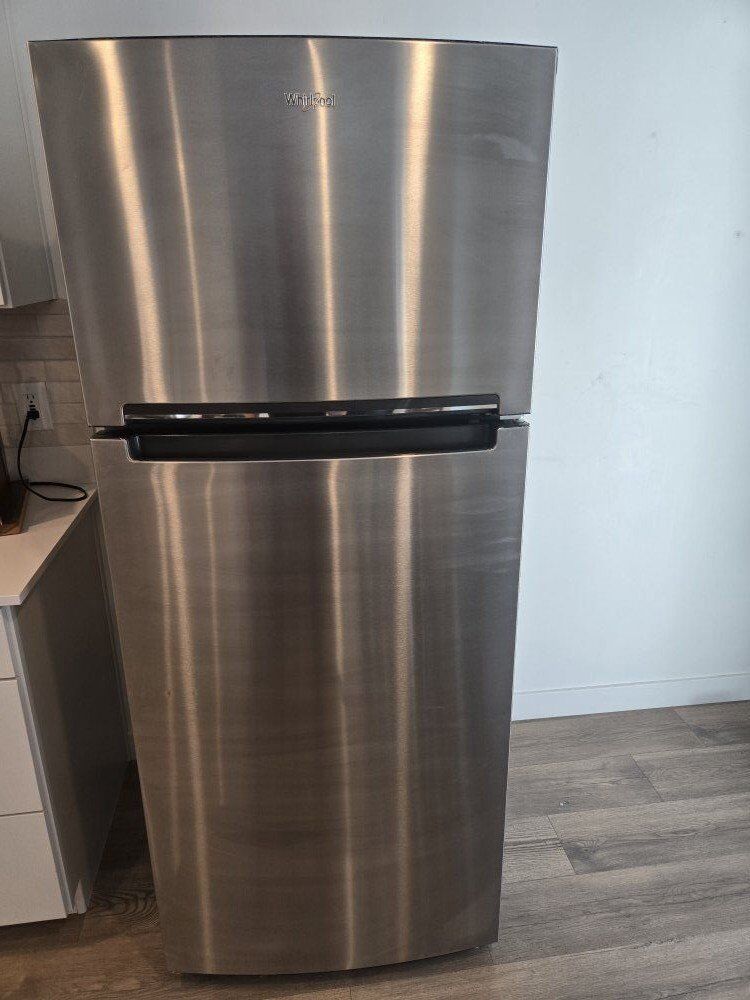 Whirlpool 18 cu ft refrigerator