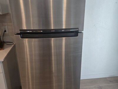 Whirlpool 18 cu ft refrigerator