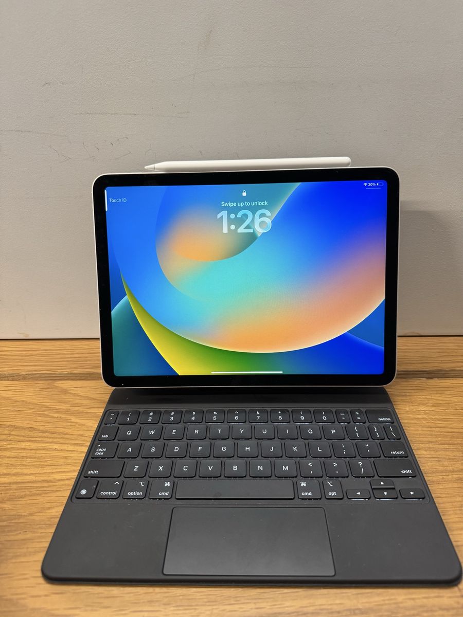 iPad Air 5th Gen 256gb w/Magic Keyboard + Pencil
