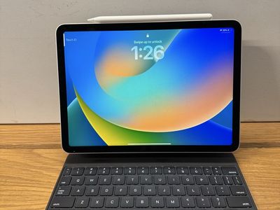 iPad Air 5th Gen 256gb w/Magic Keyboard + Pencil